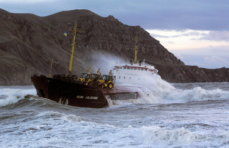 Illustration for article titled 18 terrifying photos of ships in trouble